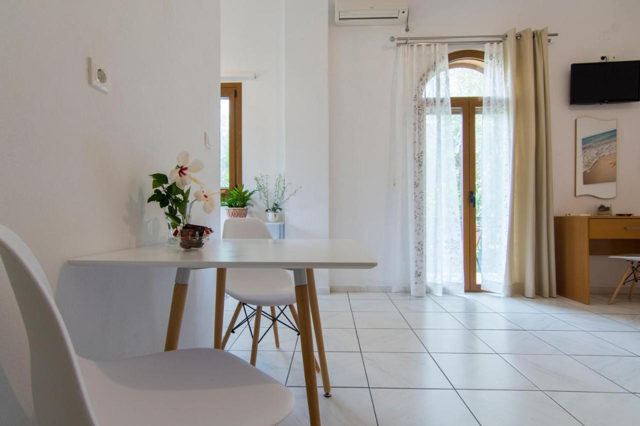 Natsios Apartments Vlachopoulatika ภายนอก รูปภาพ